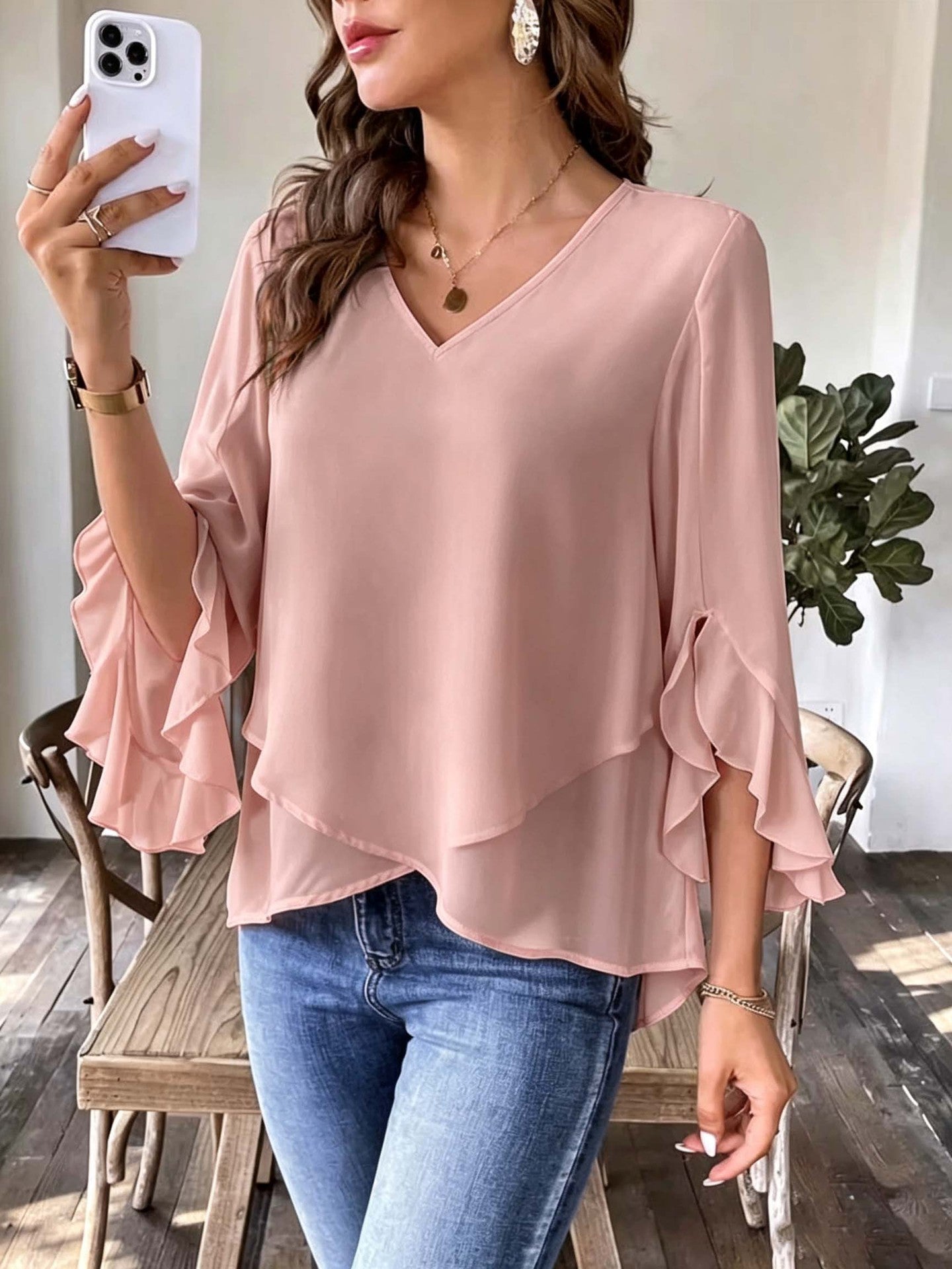 Top femme à col V avec manches volantes