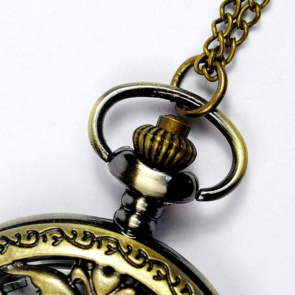 La fleur de papillon rétro nostalgique a sculpté Hollow Pocket Watch