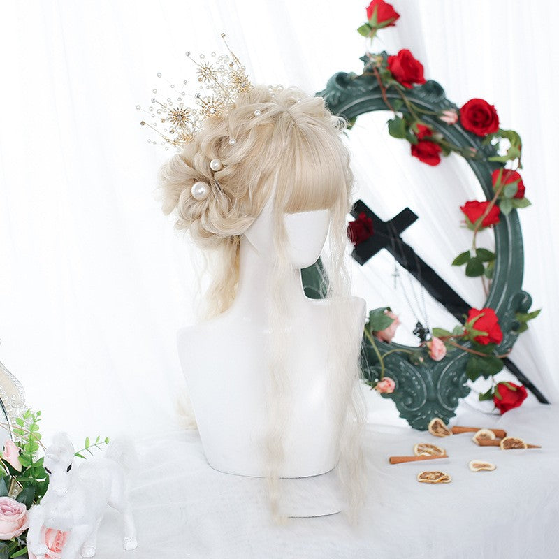 Perruque les cheveux bouclés longs