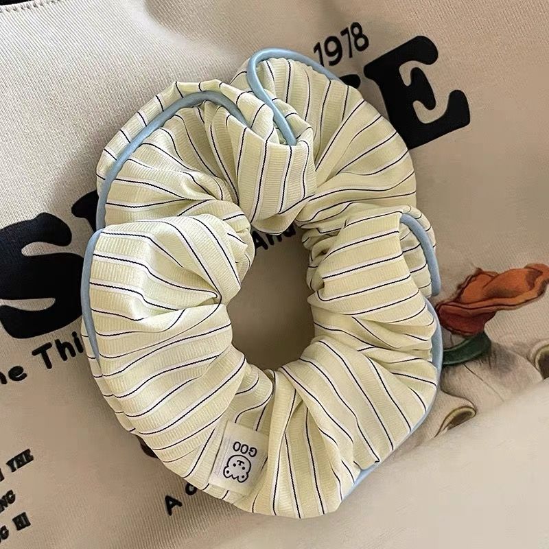 Accessoire à cheveux à rayures contrastées couleur crème avec un doux petit ours Designa Chic Scrunc