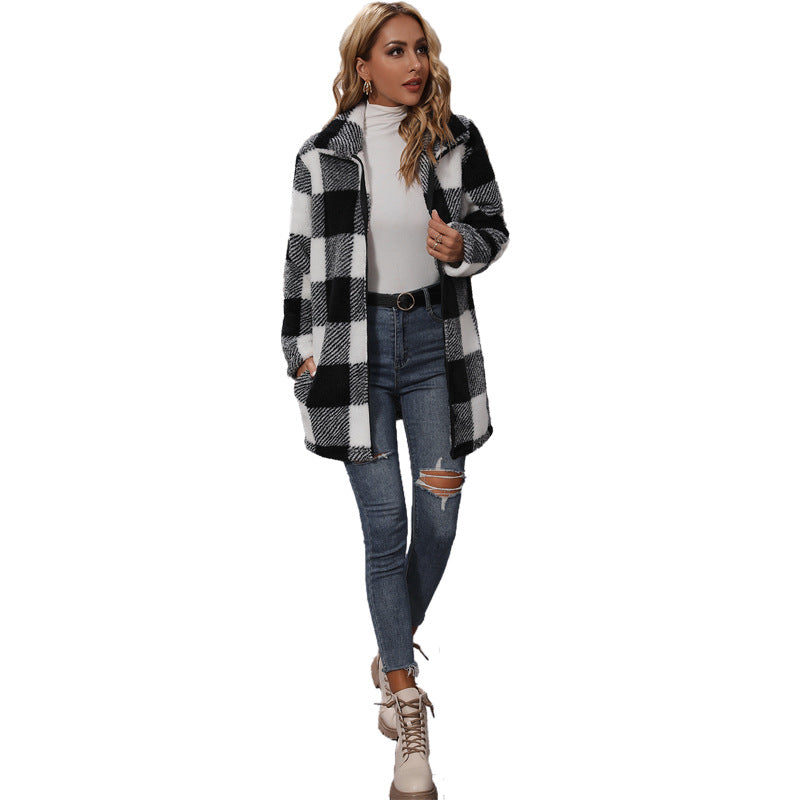 Un manteau long pour les femmes d'automne avec un collier de lapel