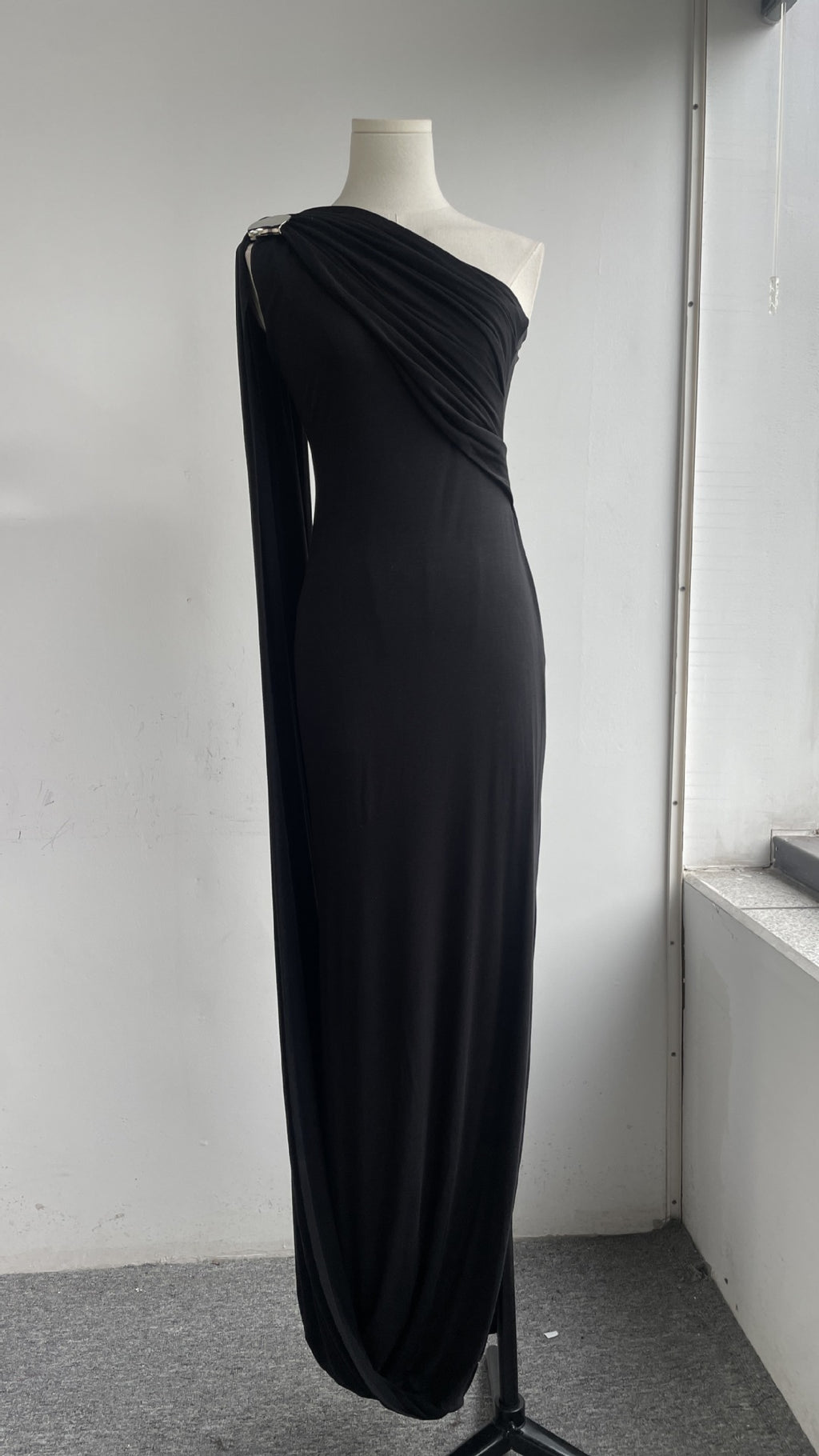 Une épaule drapée Maxi Gown avec des gants assortis
