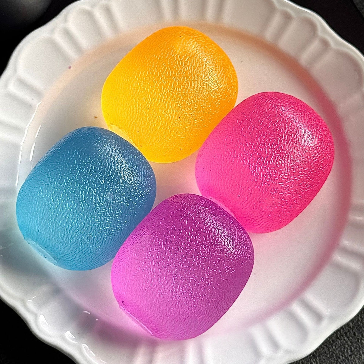 Cylindrical color-changing squeeze toy