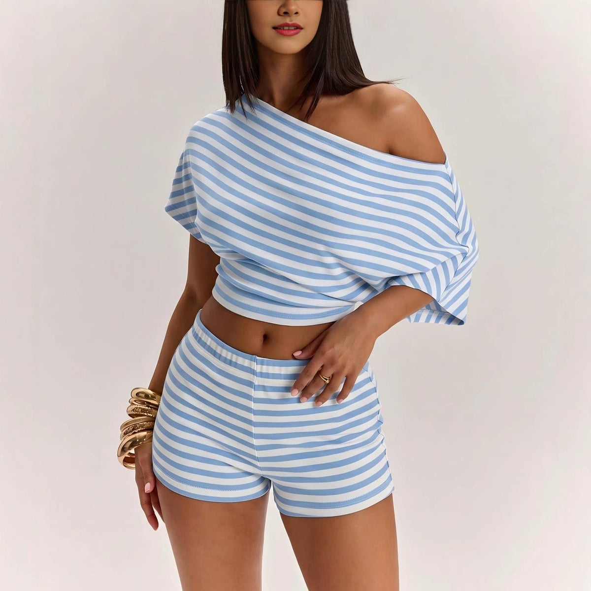 Short-sleeved T-shirt and high-waisted shorts
