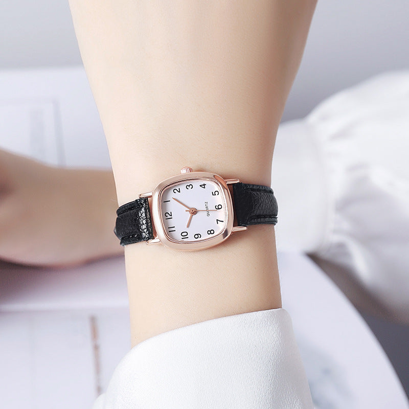 Montre Quartz délicate femme avec un petit cadran