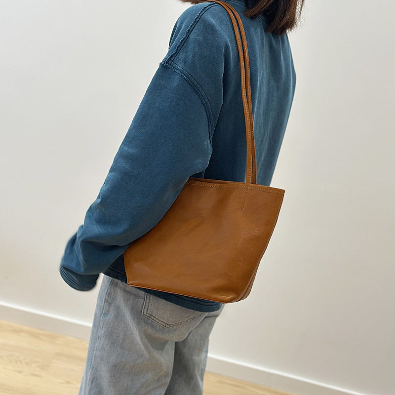 Vieux sac en cuir avec une poche amovible