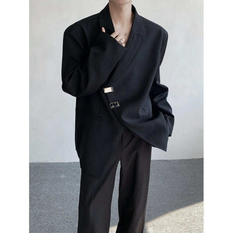 Blazer sur mesure avec un bouton métallique à l'avant-garde et une plaquette inclinée A Niche Statement P