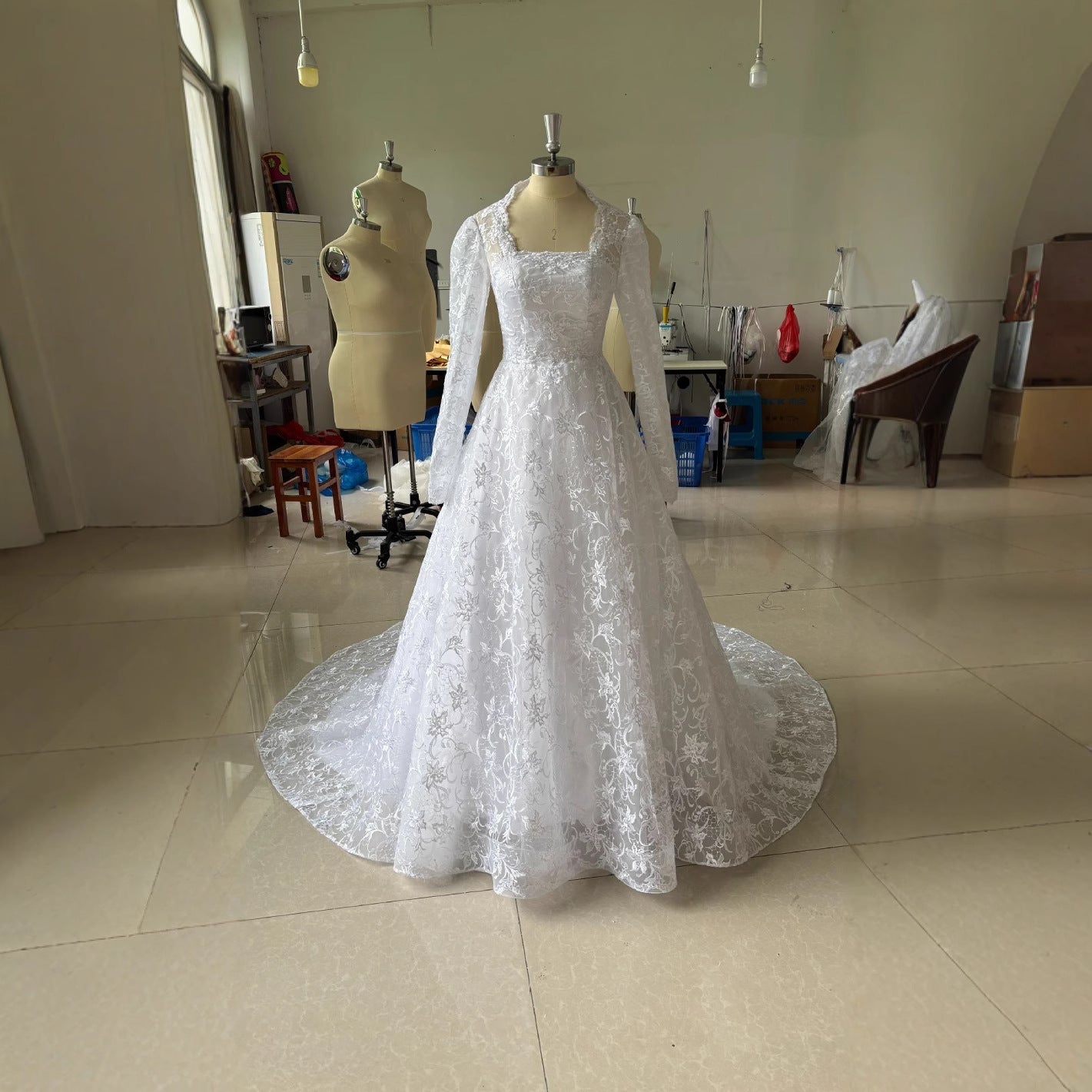 Robe de mariée à manches longues brodées