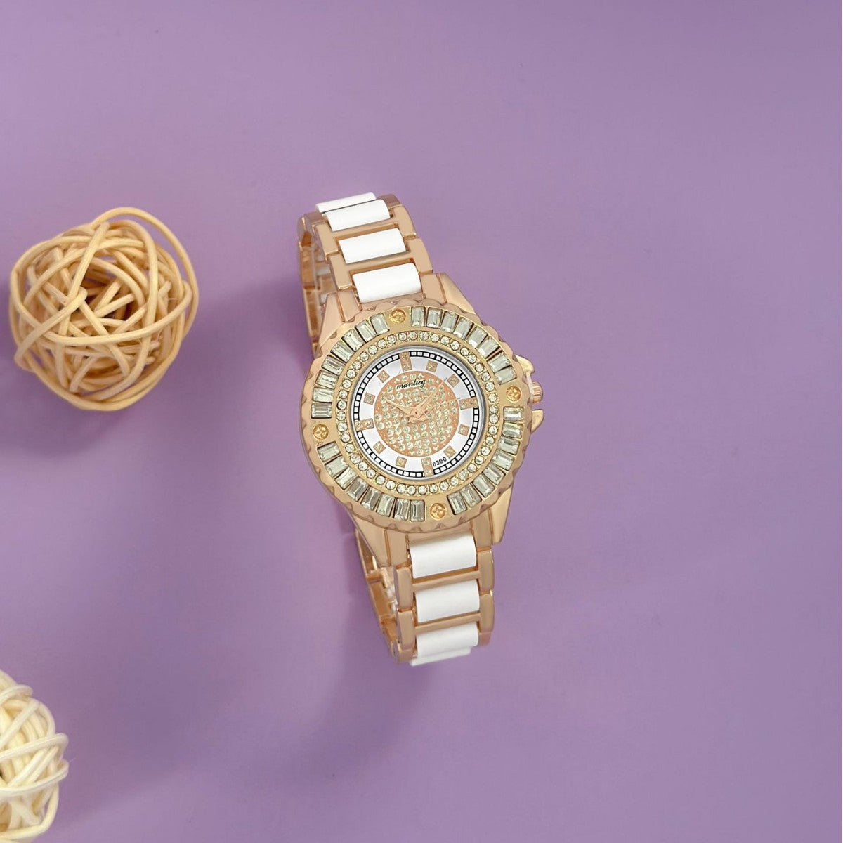 Montre Quartz avec cadran étoilé et lunette incrustée de diamants