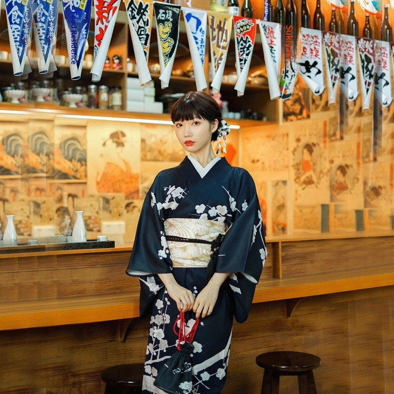 Kimono japonais traditionnel avec des motifs de fleur de cerise