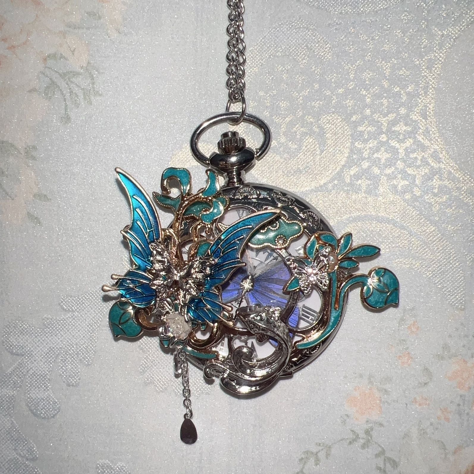 Un cadeau de papillon personnalisable pour une montre de poche en plume de style chinois