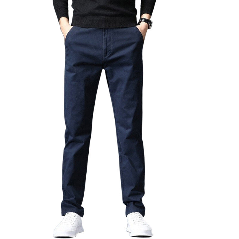 Couper les pantalons occasionnels d'hommes allongés