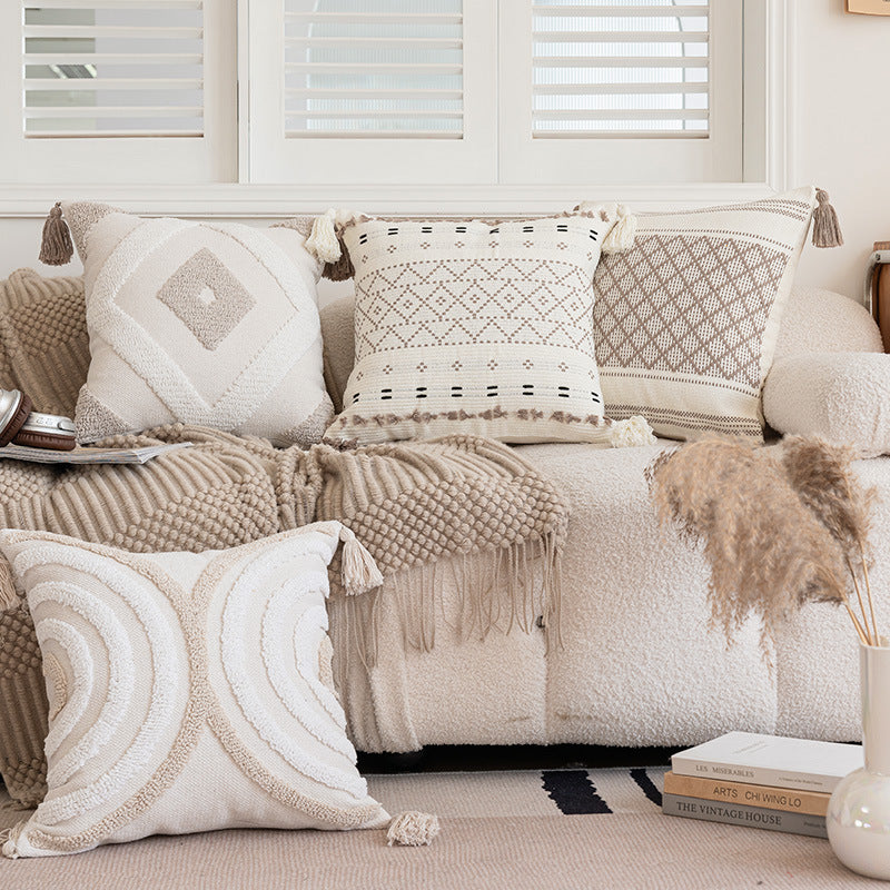 Canapé simple avec un coussin en tassel et des housses d'oreiller