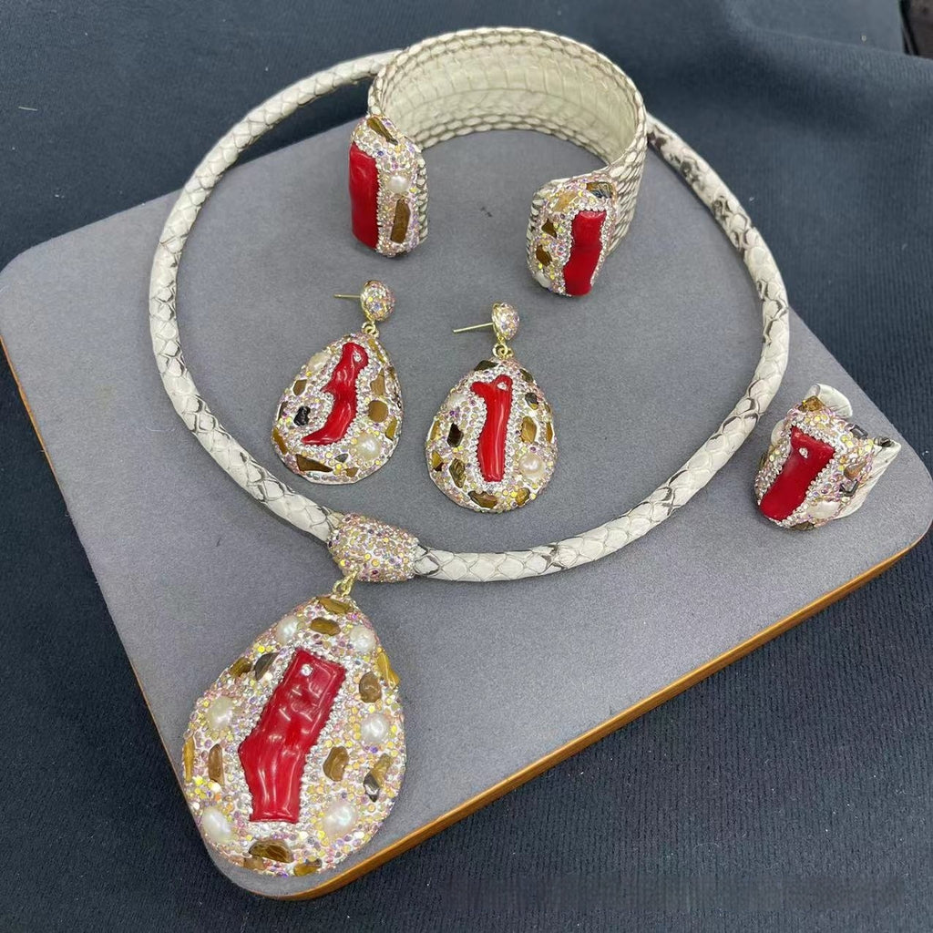 Véritable cuir Snakeskin Sea Bamboo Inlaid Pearl Autumn and Winter Ensemble de bijoux en quatre pièces