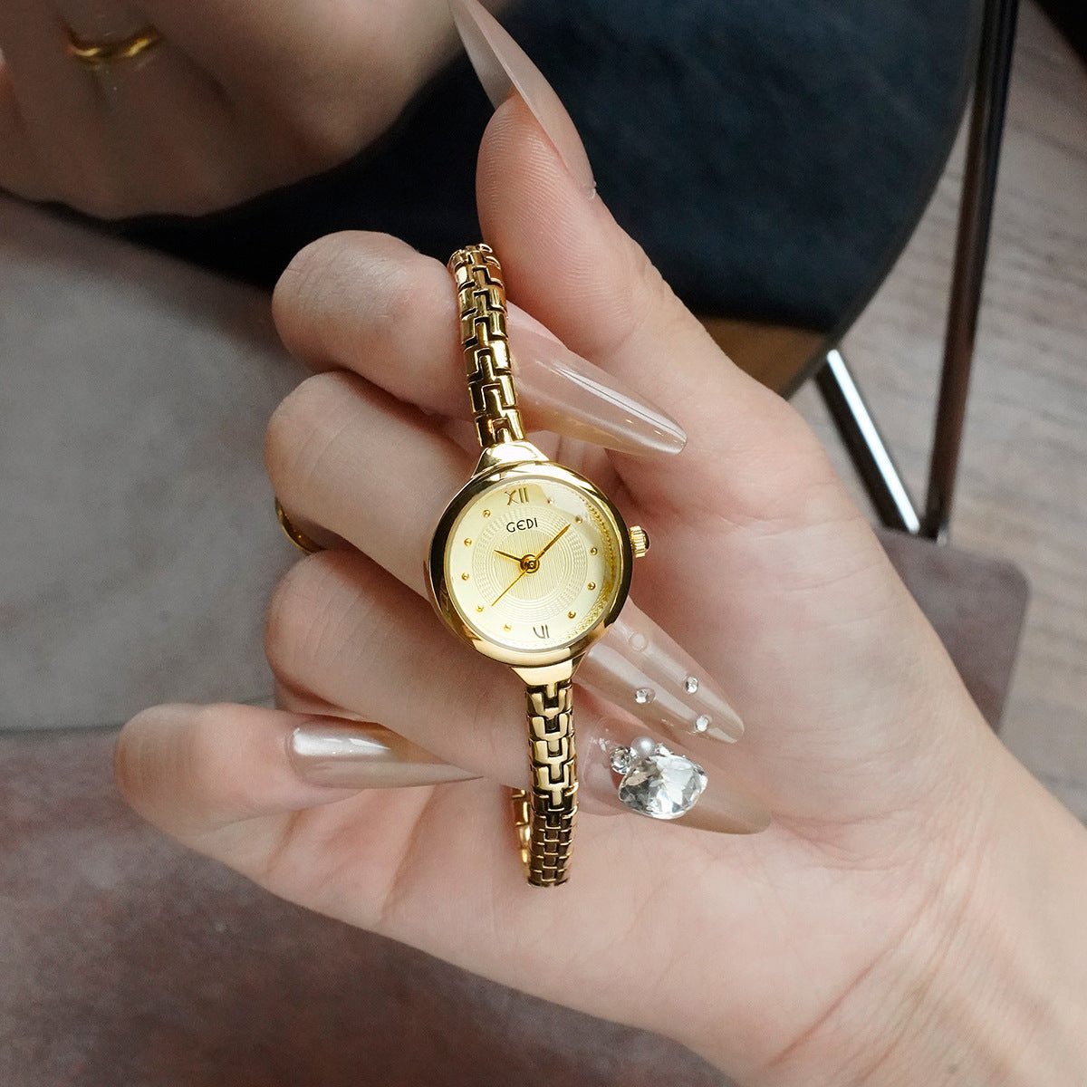 Mi-range léger luxe Niche Quartz bracelet montre avec un polyvalent sophistiqué Compact