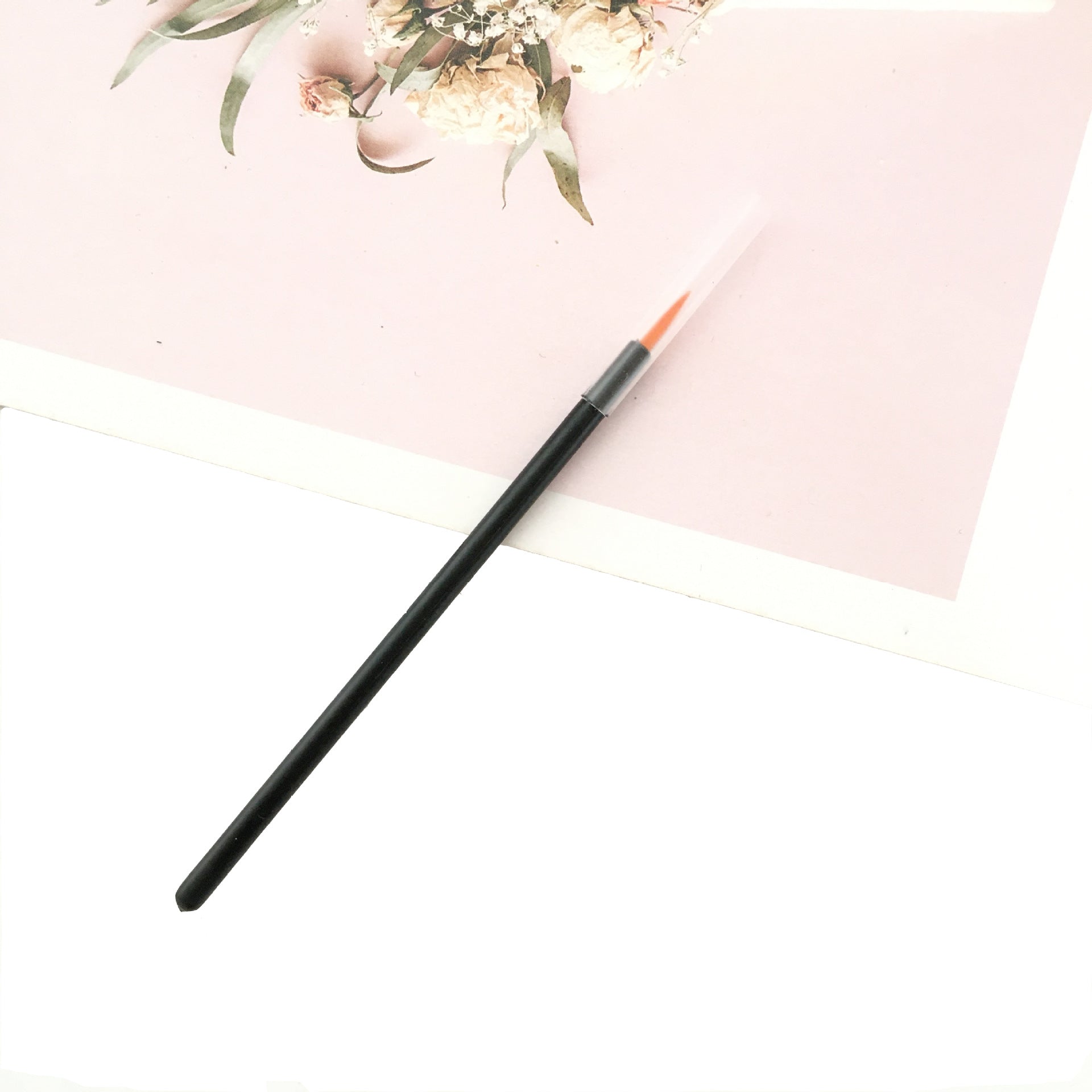 Eyeliner jetable avec un embout en fibre et un applicateur de brosse