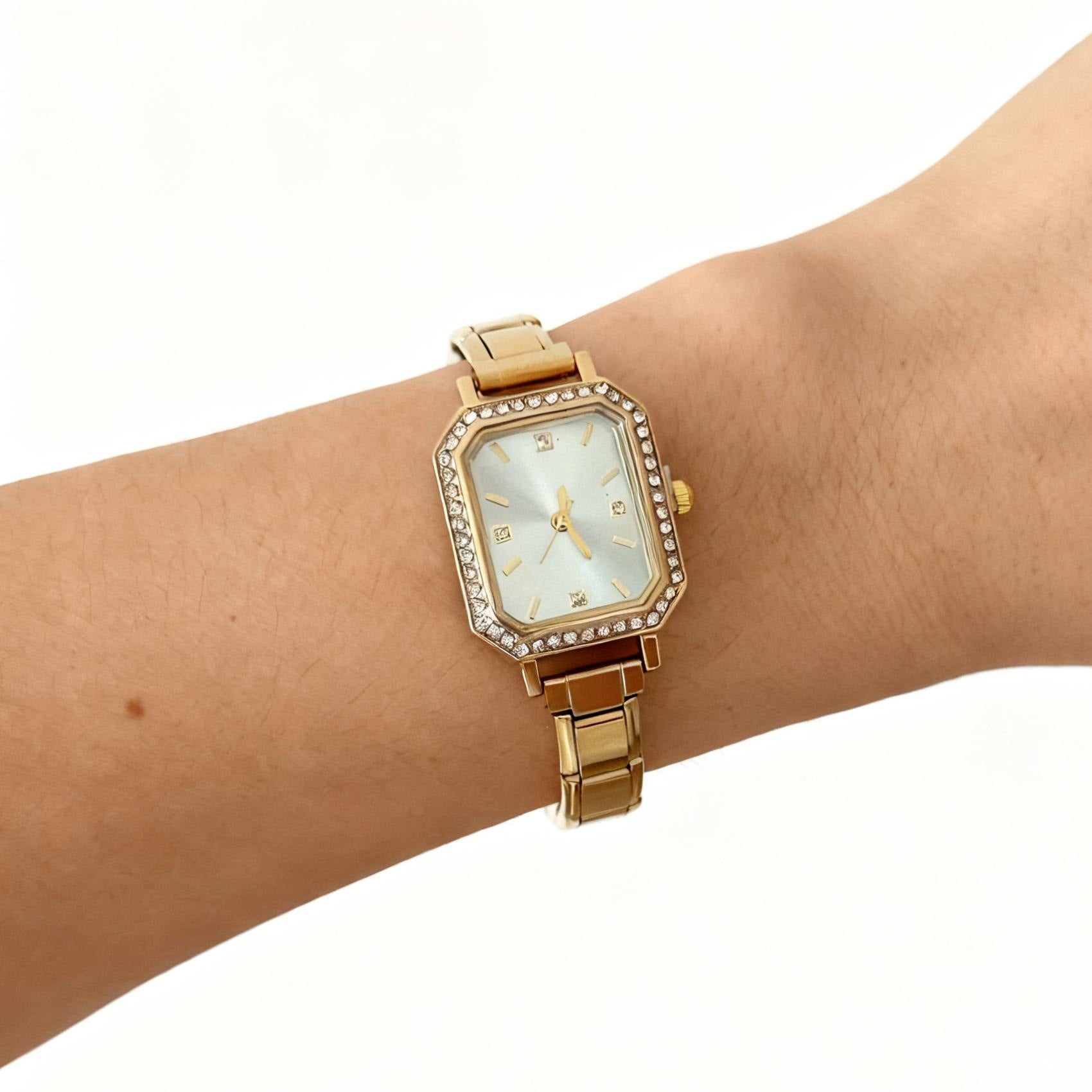 Montre carrée élégante pour les femmes avec un design chic embelli par le diamant