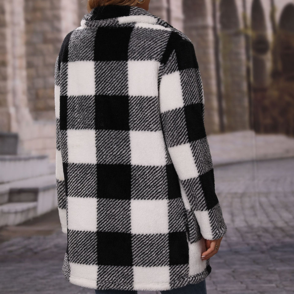 Un manteau long pour les femmes d'automne avec un collier de lapel