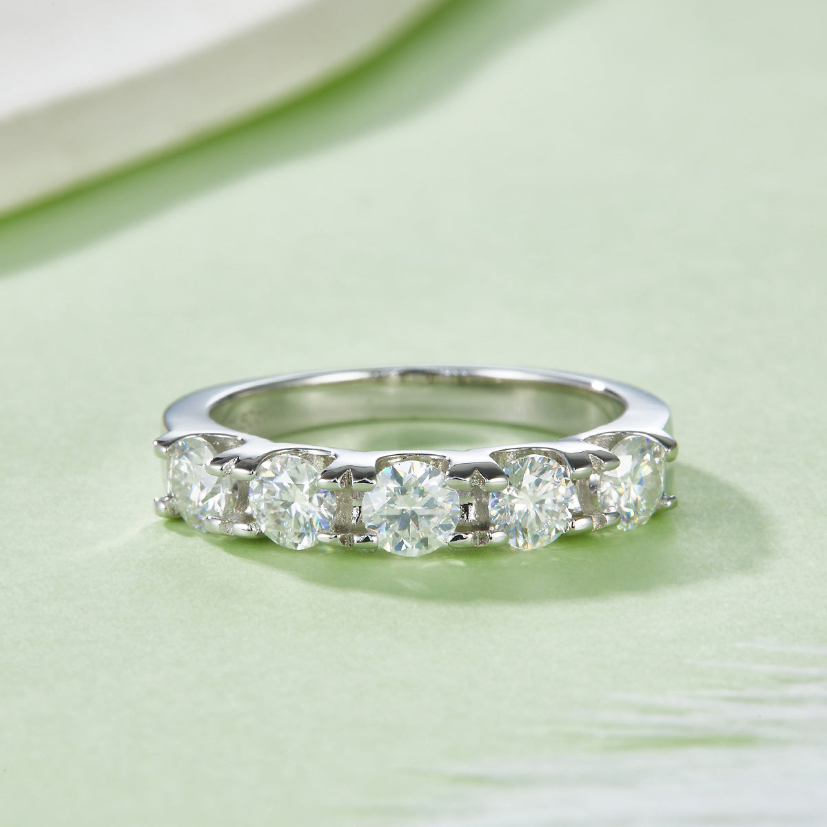 Anneau de bande de mariage en 5 tons Moissanite