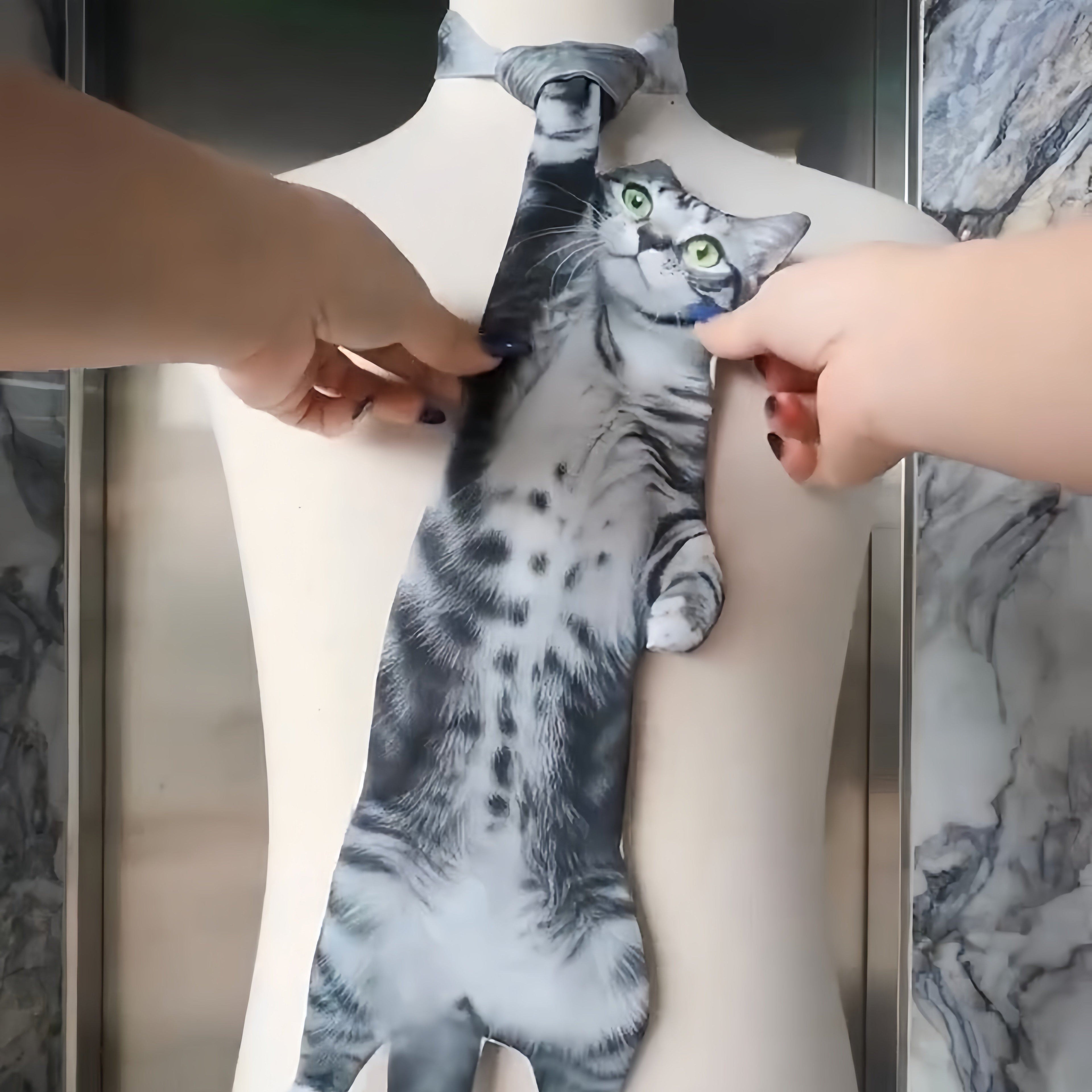 Collier de chemise imprimé sans vie mais lovable avec cravate de chat
