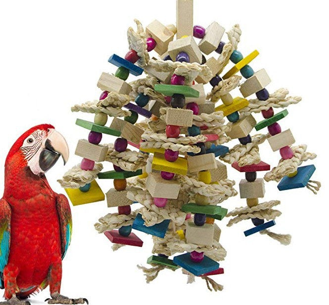 Perroquets Gnaw sur des jouets en maïs et bois