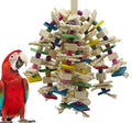 Perroquets Gnaw sur des jouets en maïs et bois
