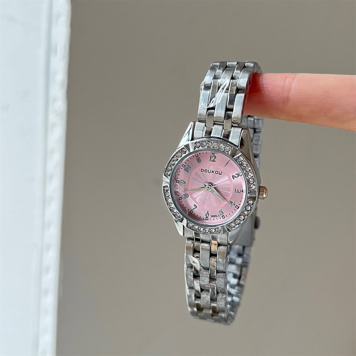 Montre femme avec bande en acier Petit cadran et diamants Accents