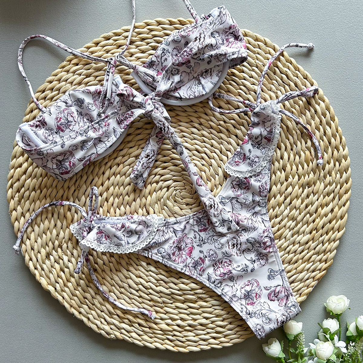 Bikini bi-pièce pour femmes avec tige de dentelle florale