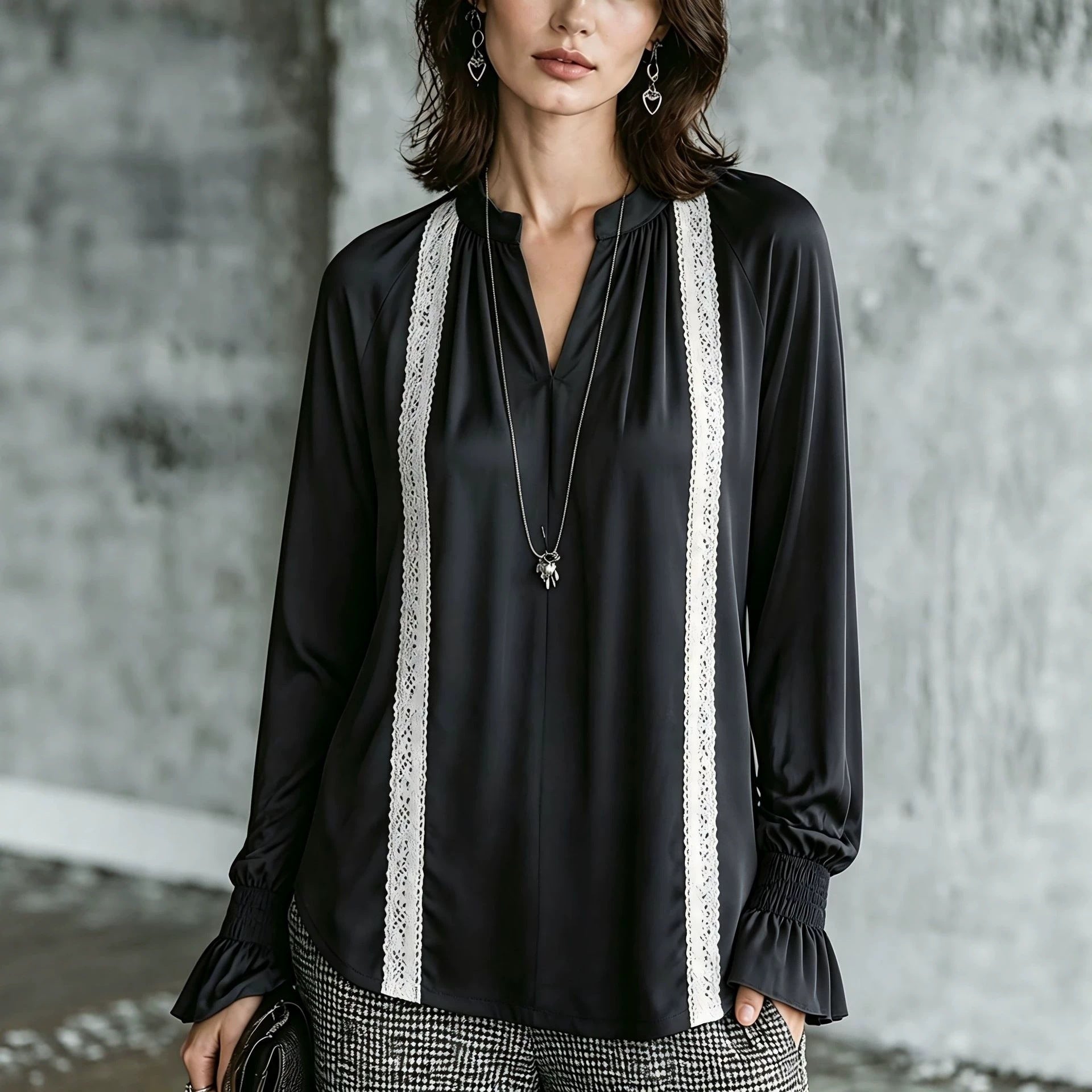 Top femme à manches longues tendance avec la dentelle