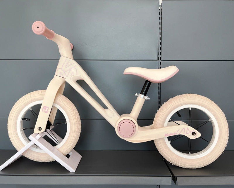 Four-wheel pedal-less children's balance bike
