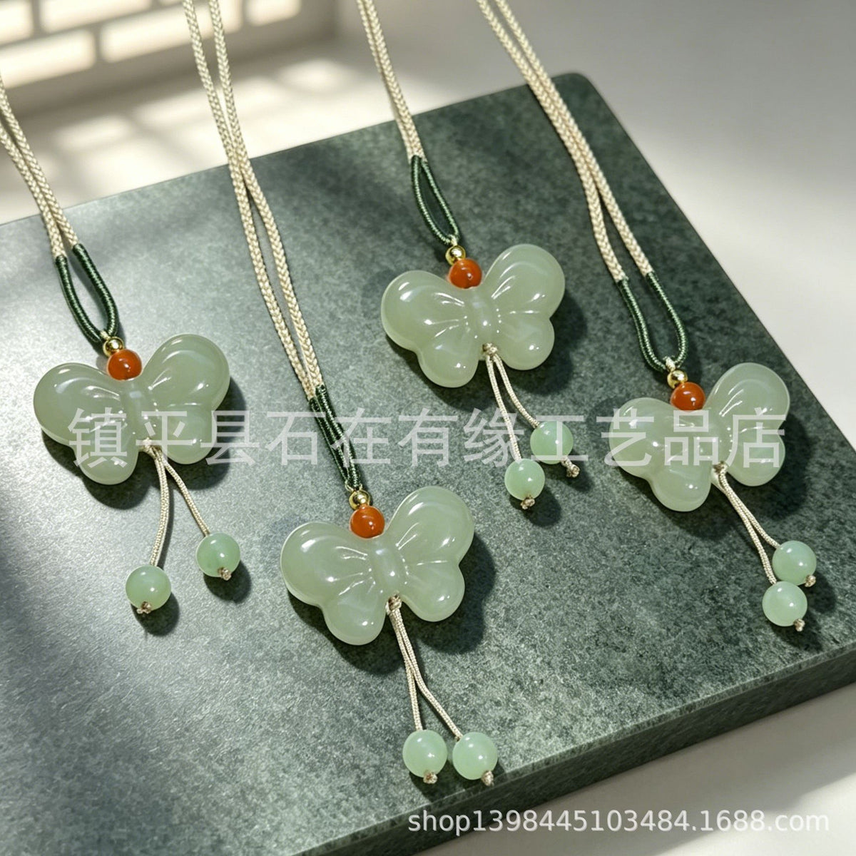 Pendentif aventurine naturel dans l'eau claire couleur