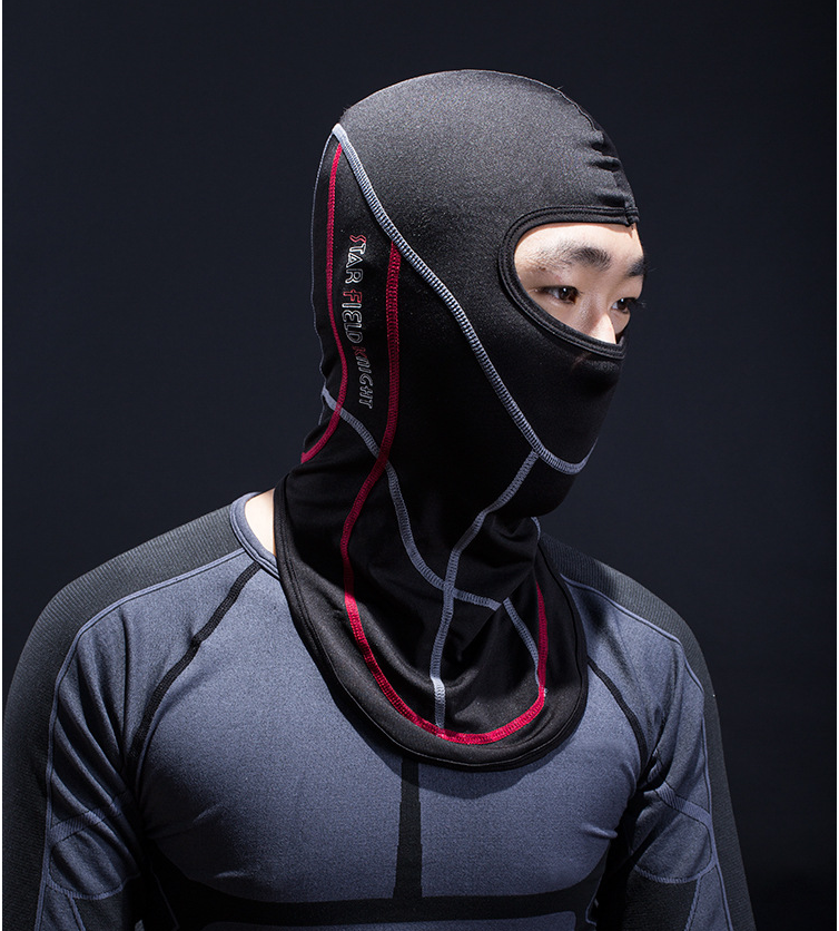 En extérieur, coupe-vent et coiffure chaude pour hommes