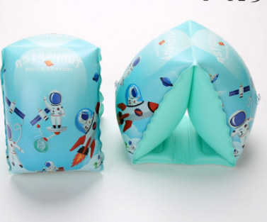 Plusieurs coussins gonflables gonflent le cercle de natation et le bras de bébé