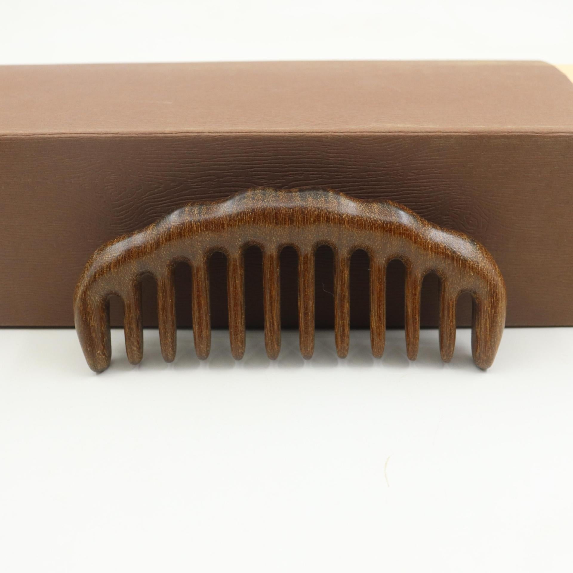 Peigne en bois sculpté épais en santal doré
