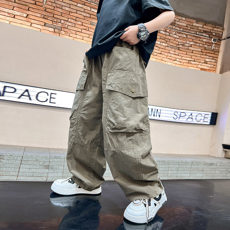 Des vêtements de printemps pour enfants, des pantalons à main pu
