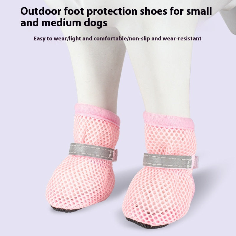 On ne peut pas se débarrasser des bottes de protection des chiots