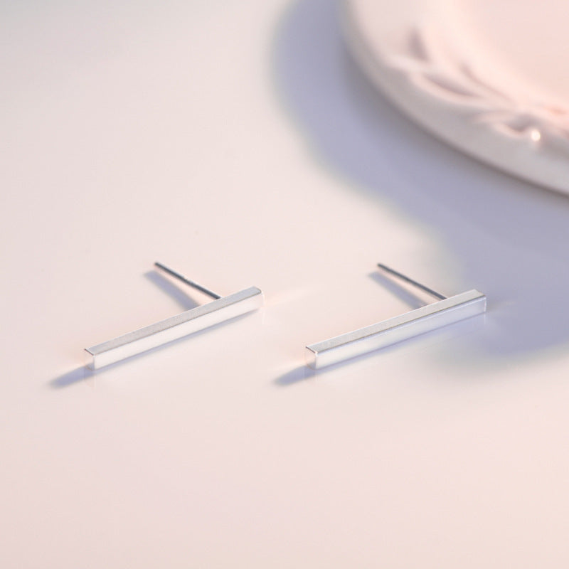 Boucles d'oreilles à barre unique Minimalist personnalisées Chic et Mini pour les femmes