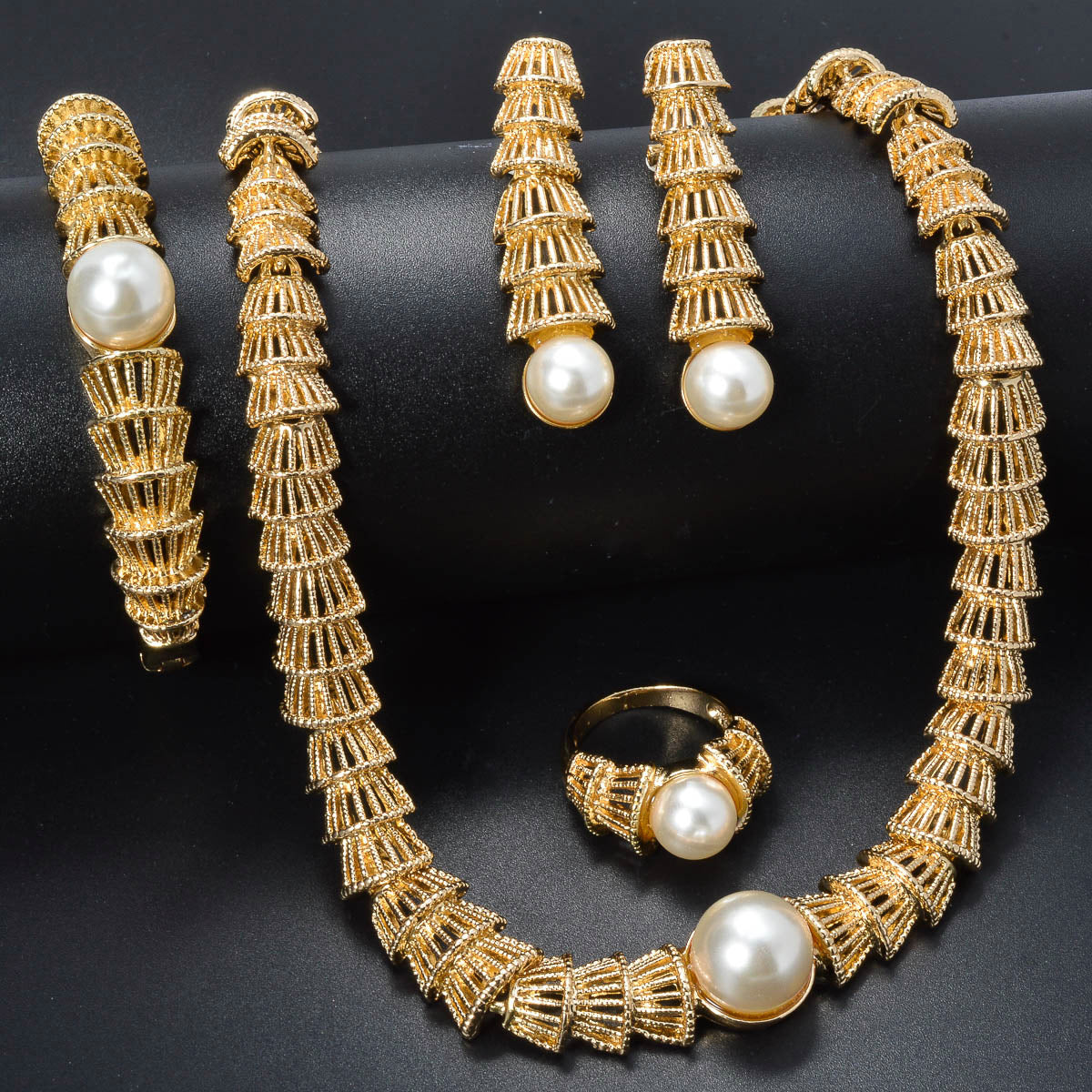 Bijoux vintage en or Perle creuse Ensemble à quatre pièces
