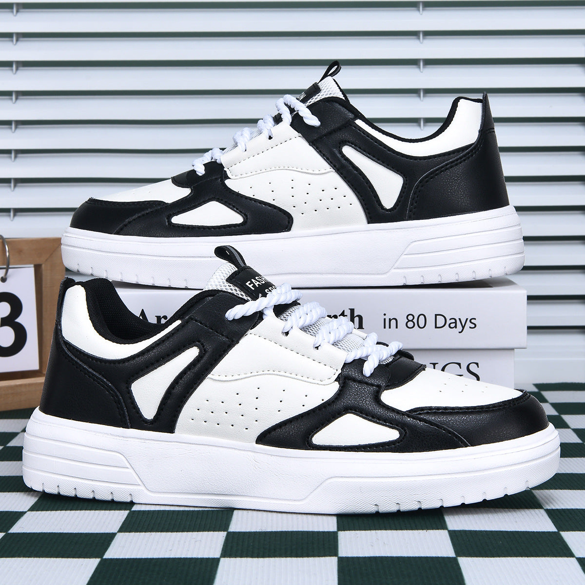 Chaussure classique de skateboard d'étudiants en blanc à bas sommet