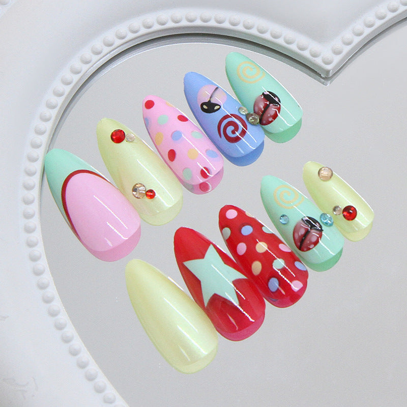 24-pièces en forme d'amande Dopamine Ladybug Français Polka-dot Nail Tipscute Sweet and Sparkling
