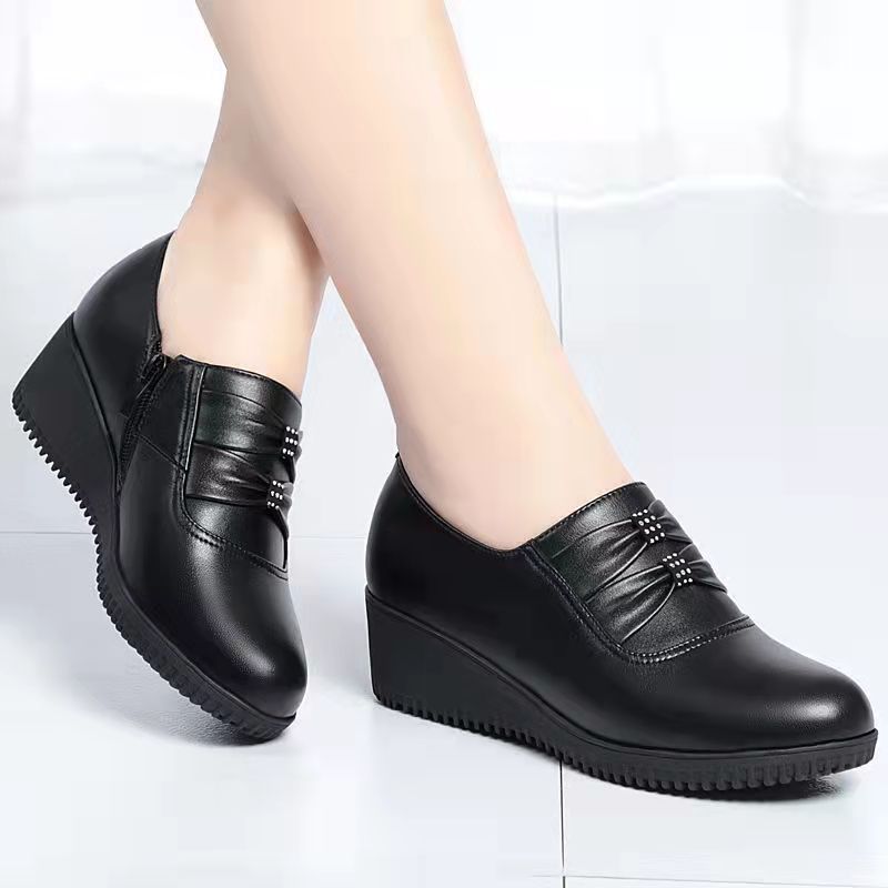 Chaussures de travail noir pour les mères âgées et d'âge moyen