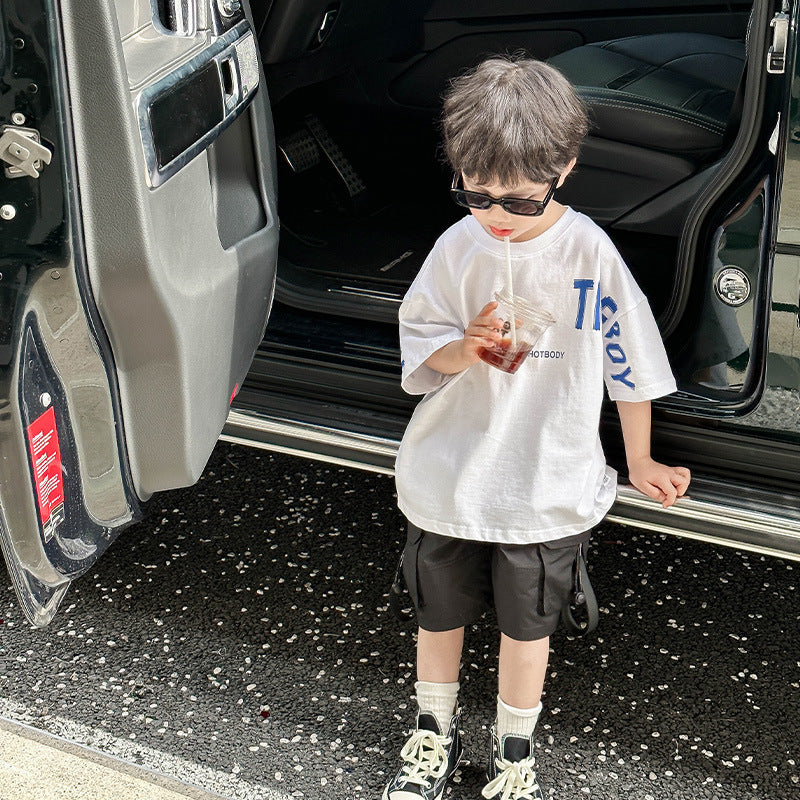 Bébé garçon d'été