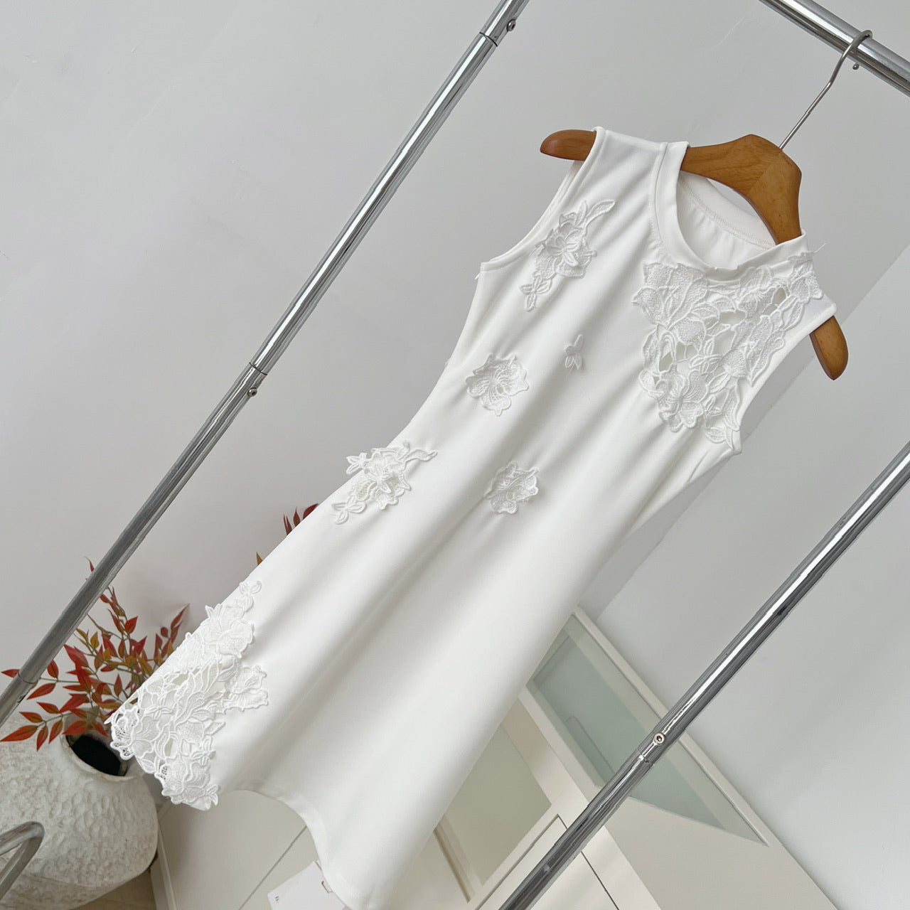 Dentelle blanche Openwork Design Robe sans manches