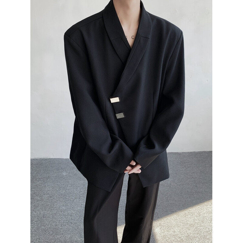 Blazer sur mesure avec un bouton métallique à l'avant-garde et une plaquette inclinée A Niche Statement P