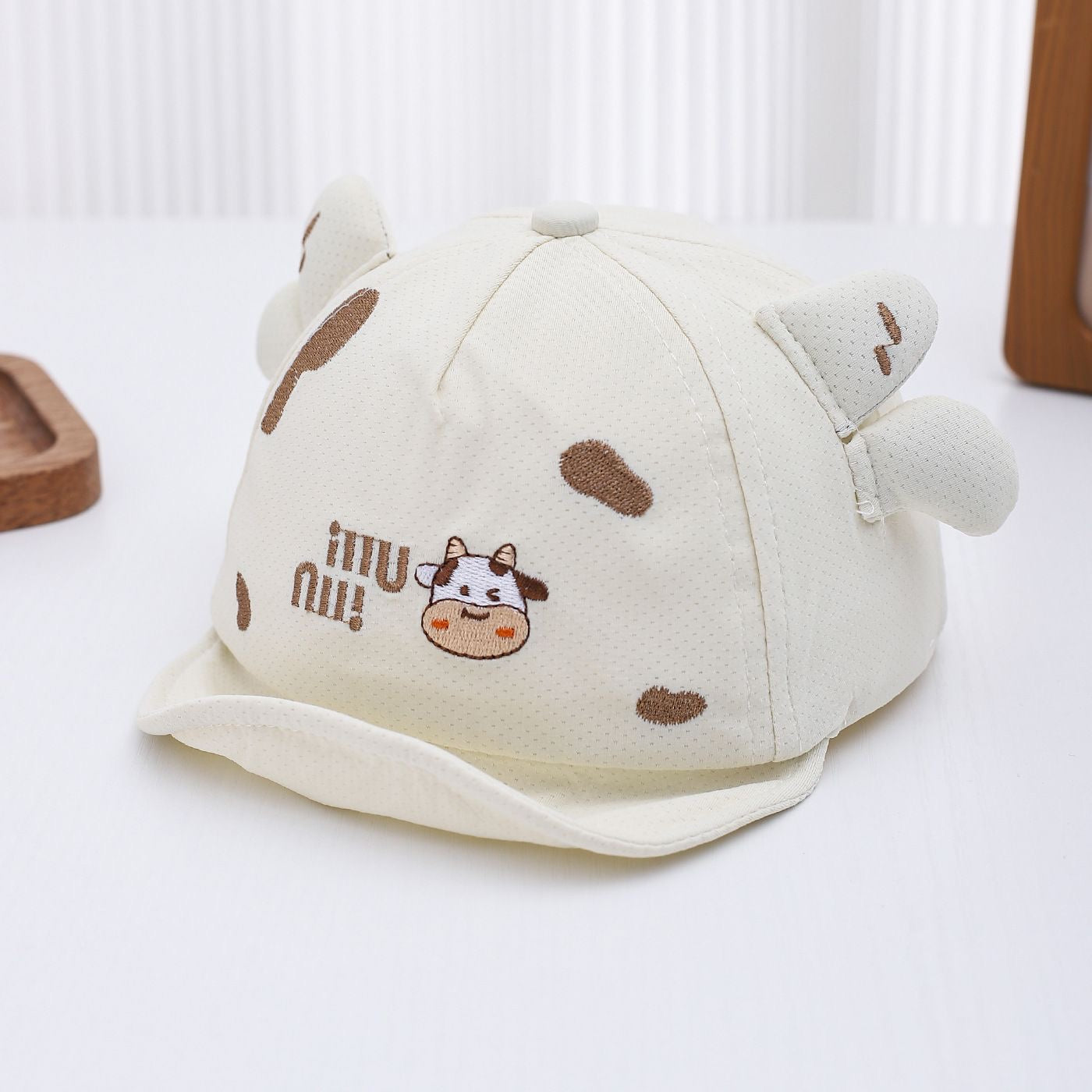 Chapeau d'été pour enfants en forme de vache avec un brim. Ce chapeau mignon et occasionnel de baseball pour