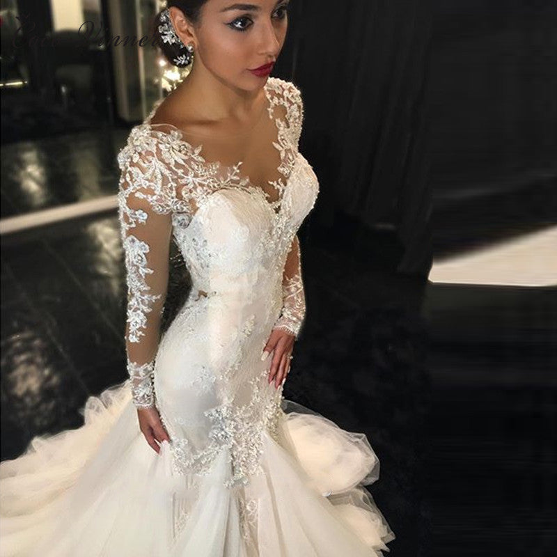 Trailing blanc Tempérament est mince et longue robe de mariée de dentelle