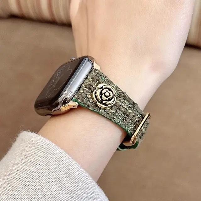 Bracelet en cuir de style Chanel avec une taille et un design ciselé
