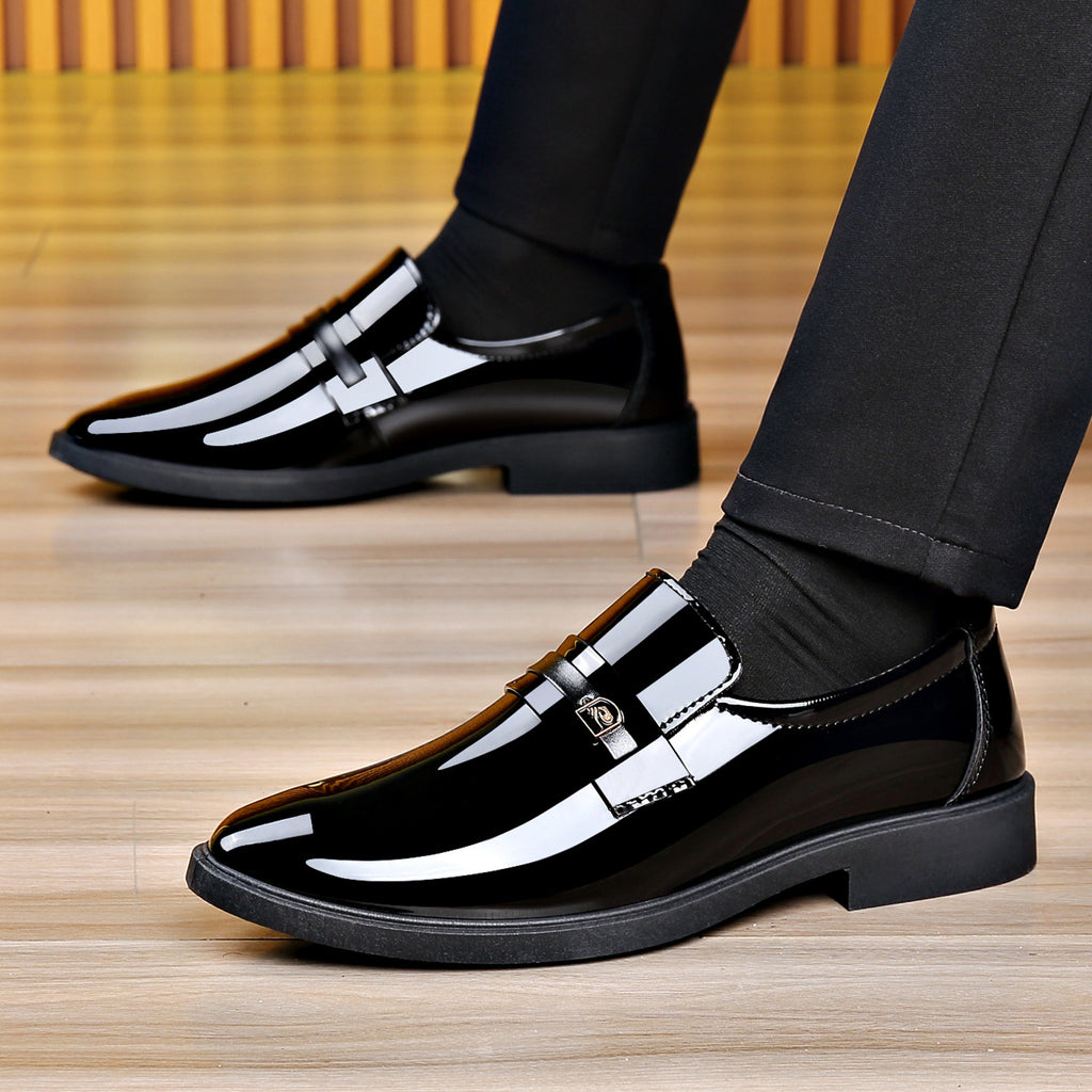 Robe Chaussures en cuir avec un miroir comme Slip sur le design