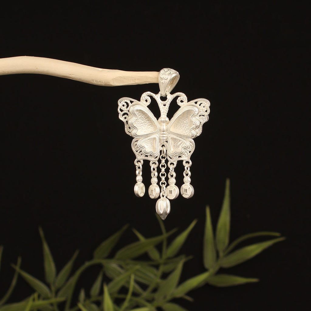 Pendentif papillon incrusté avec une cloche