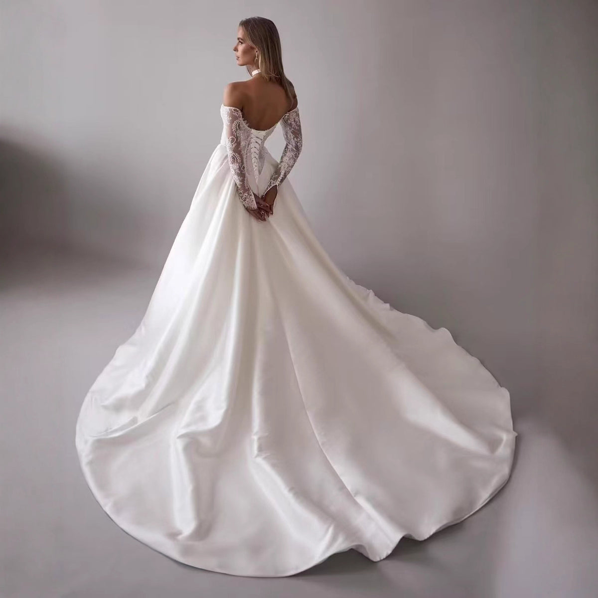 Robe de mariée à manches longues en dentelle à une épaule